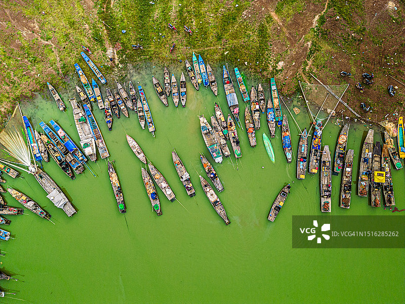 越南Tri An湖Ben Nom渔村鸟瞰，绿藻季的清新景象，传统渔船停泊图片素材