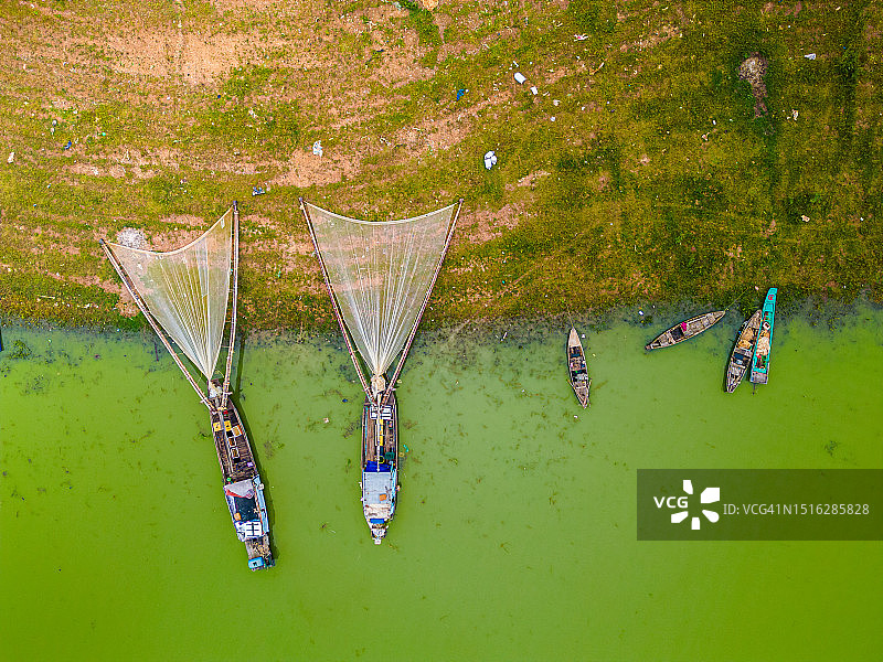 越南Tri An湖Ben Nom渔村鸟瞰，绿藻季的清新景象，传统渔船停泊图片素材