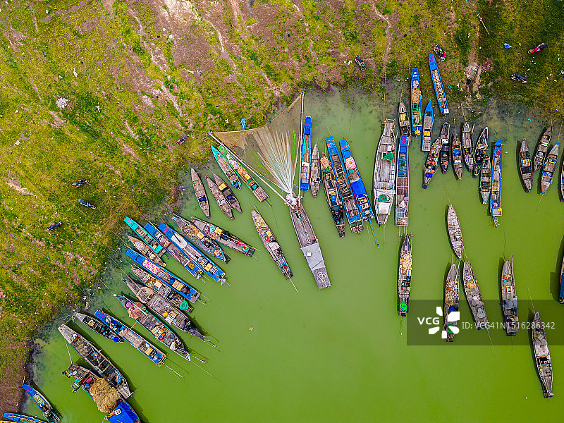 越南Tri An湖Ben Nom渔村鸟瞰，绿藻季的清新景象，传统渔船停泊图片素材