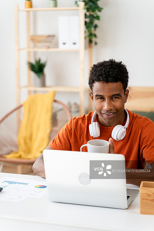 使用笔记本电脑工作的黑人男子图片素材