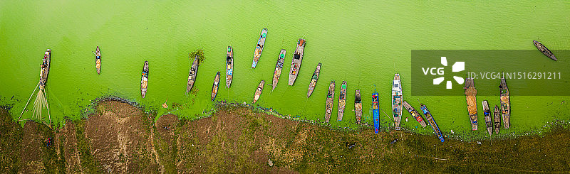 越南Tri An湖Ben Nom渔村鸟瞰，绿藻季的清新景象，传统渔船停泊图片素材