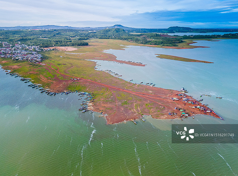 越南Tri An湖Ben Nom渔村鸟瞰，绿藻季的清新景象，传统渔船停泊图片素材