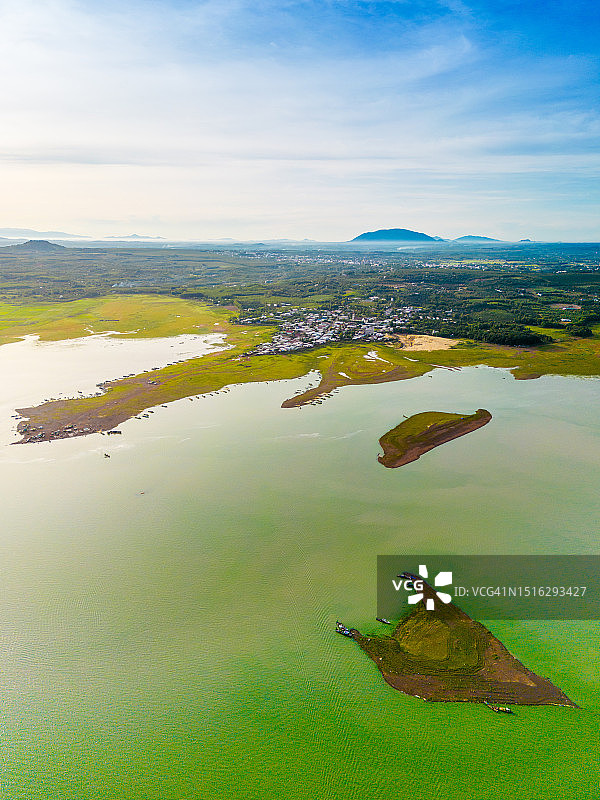 越南Tri An湖Ben Nom渔村鸟瞰，绿藻季的清新景象，传统渔船停泊图片素材