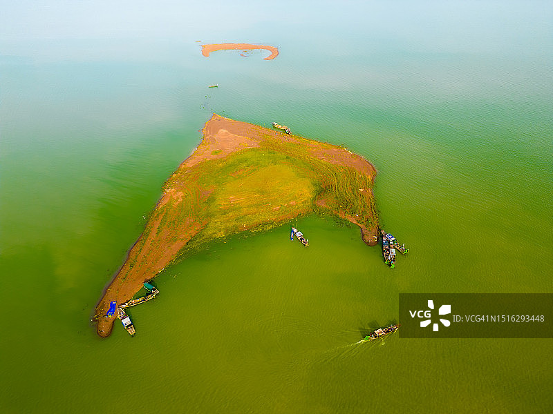 越南Tri An湖Ben Nom渔村鸟瞰，绿藻季的清新景象，传统渔船停泊图片素材