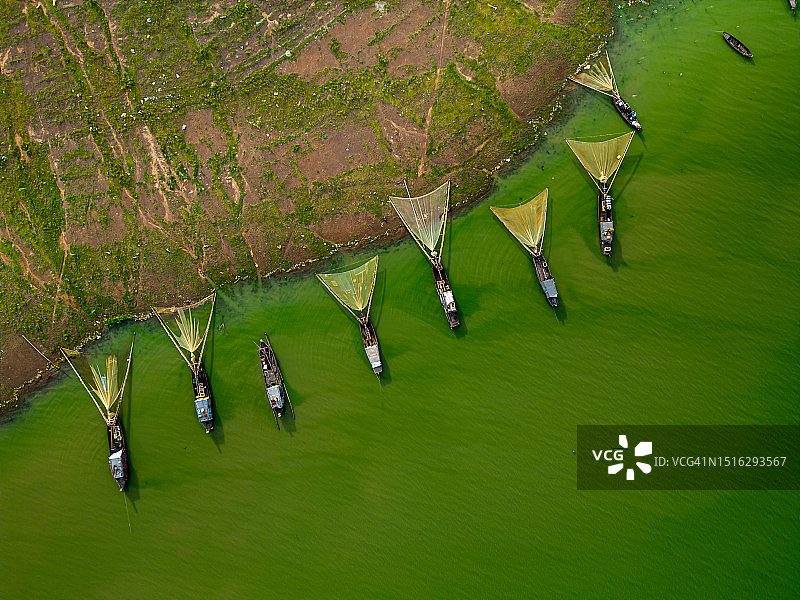越南Tri An湖Ben Nom渔村鸟瞰，绿藻季的清新景象，传统渔船停泊图片素材