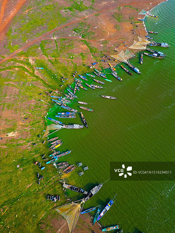越南Tri An湖Ben Nom渔村鸟瞰，绿藻季的清新景象，传统渔船停泊图片素材