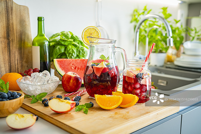 厨房台面上新鲜制作的桑格利亚汽酒和配料图片素材