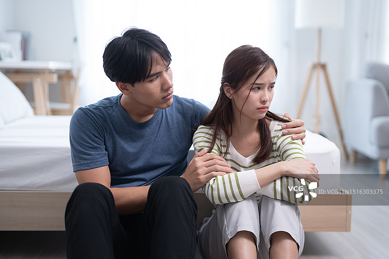 亚洲情侣争吵图片素材