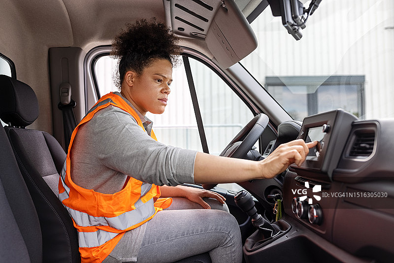 配送员使用货车GPS导航运输货物图片素材