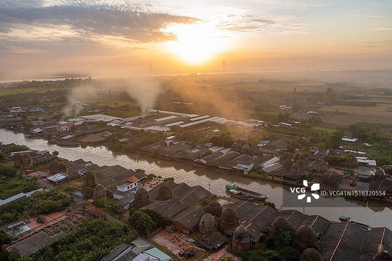 永隆省猛恃砖窑鸟瞰图：越南传统建筑中使用的烧土砖图片素材