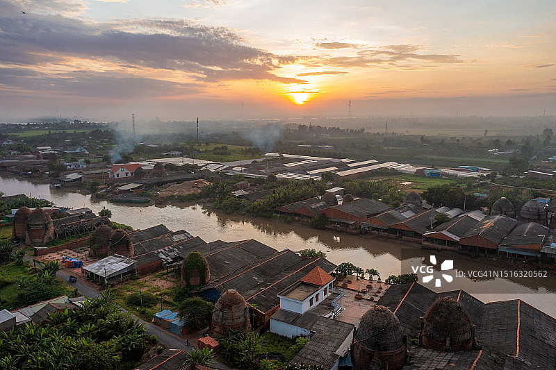 永隆省猛恃砖窑鸟瞰图：越南传统建筑中使用的烧土砖图片素材
