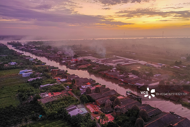 永隆省猛恃砖窑鸟瞰图：越南传统建筑中使用的烧土砖图片素材