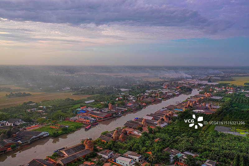 永隆省猛恃砖窑鸟瞰图：越南传统建筑中使用的烧土砖图片素材