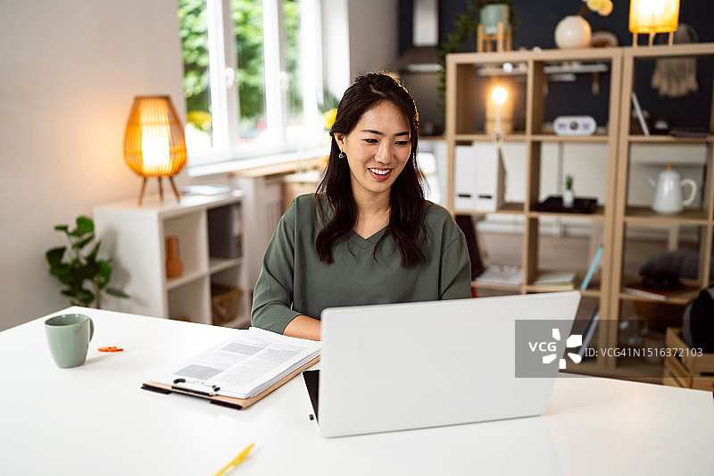 在家办公的日本女人使用笔记本电脑图片素材