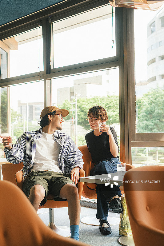 日本情侣在经典咖啡馆交谈图片素材