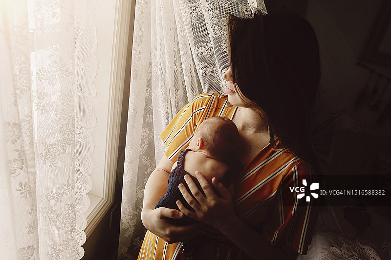 母亲和新生儿图片素材