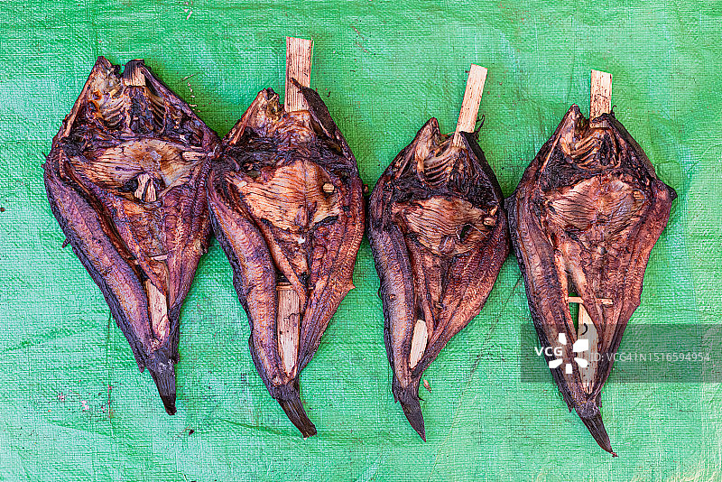 缅甸掸邦茵莱湖附近亚洲市场的烤鱼串图片素材