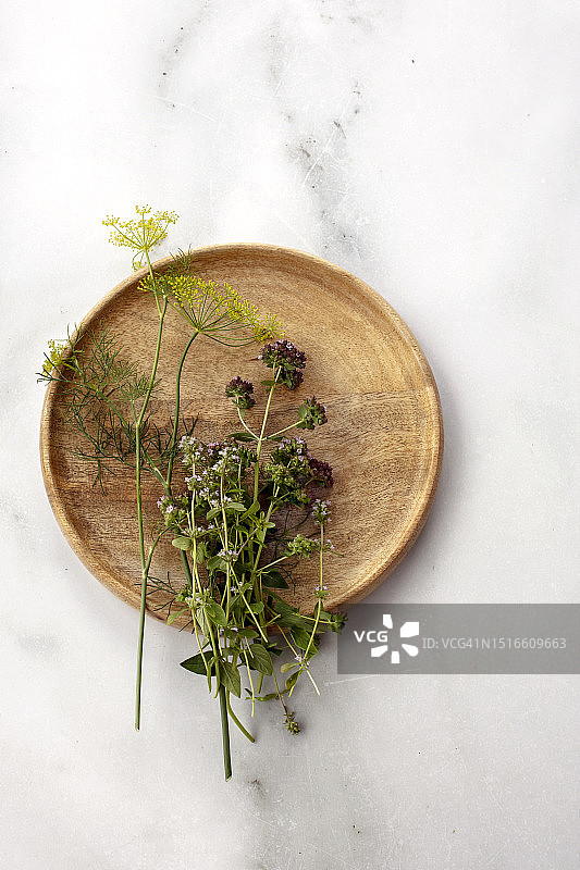 莳萝、牛至和百里香木盘静物图片素材