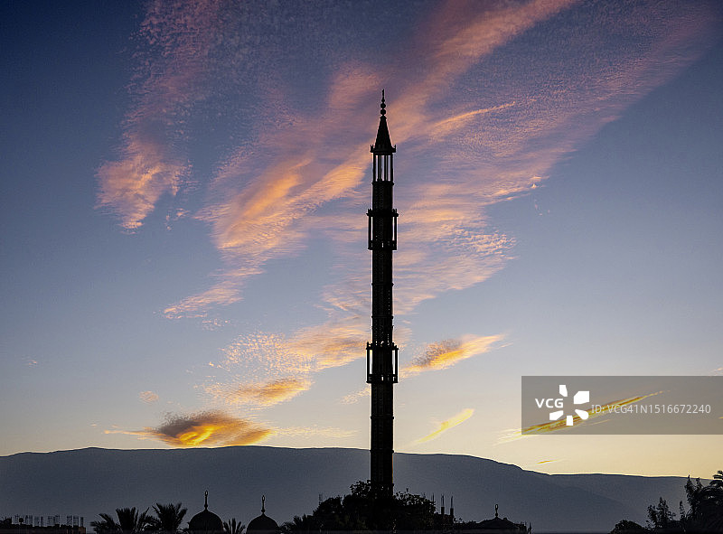 埃及开罗市黎明时分清真寺的尖塔轮廓图片素材
