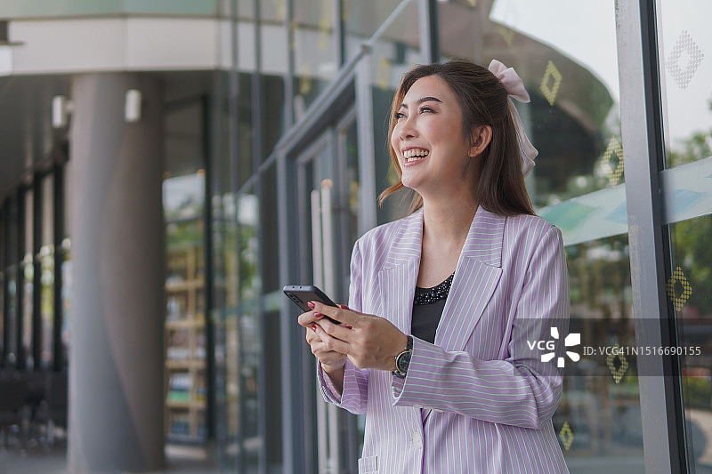 自信女商人穿紫色西装打电话图片素材