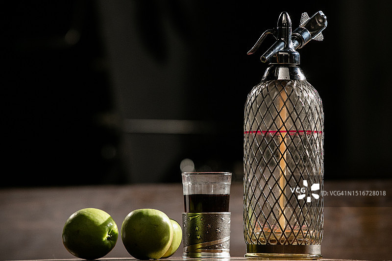 带苹果的老式苏打喷泉图片素材