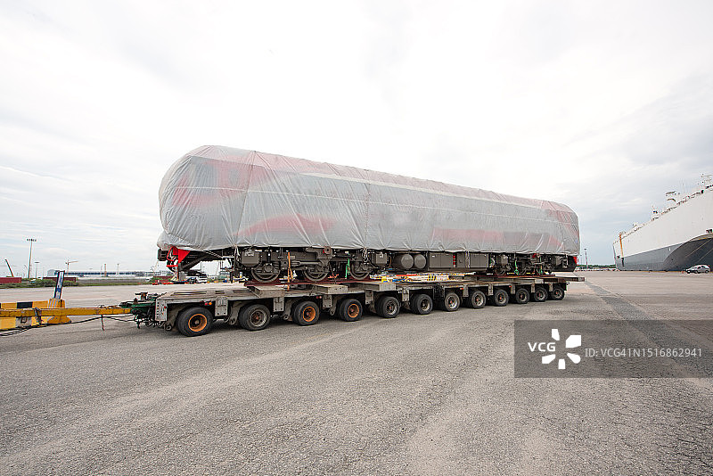 重型机械运输：货车装载内燃电力机车图片素材