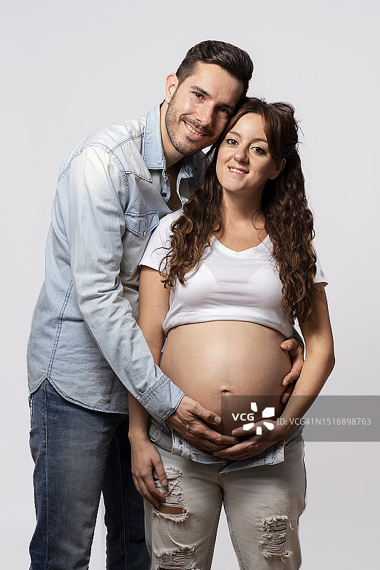 男子扶着怀孕的妻子图片素材