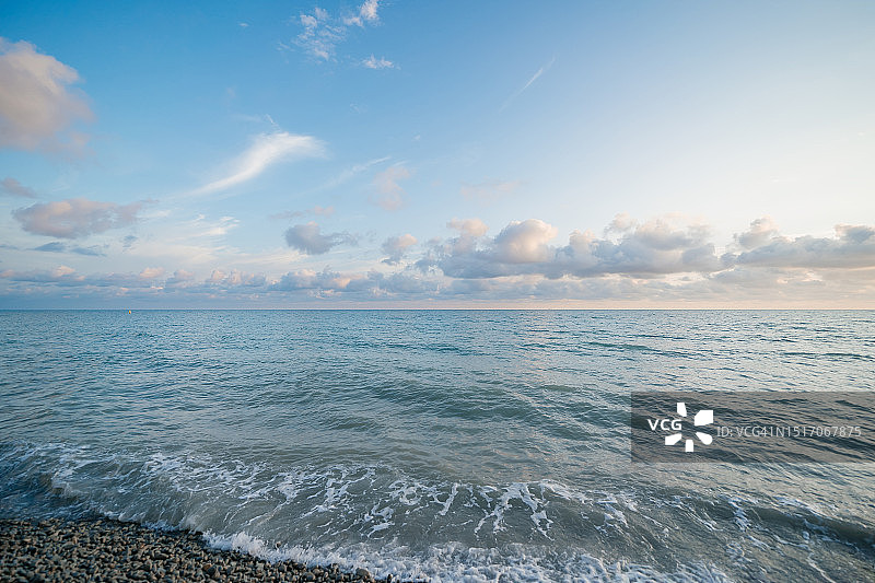 地平线上有云的小海浪图片素材