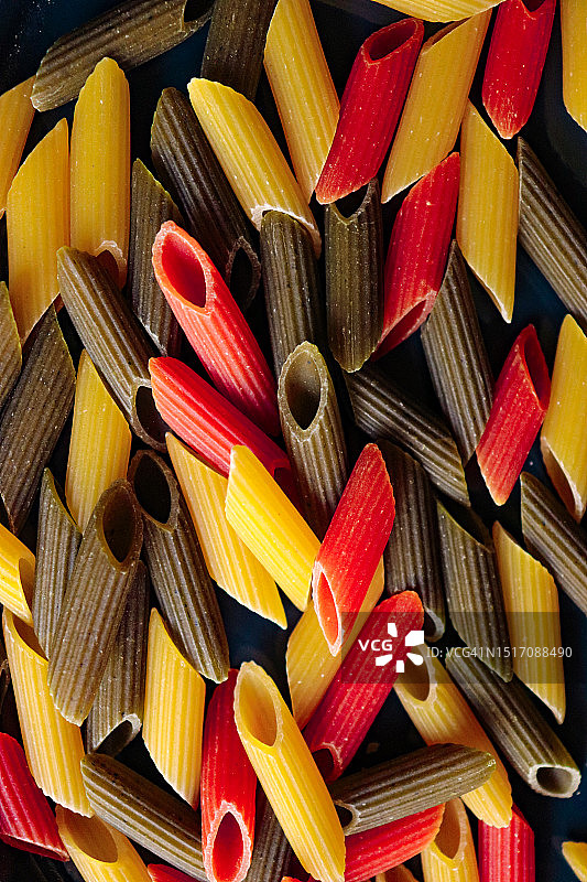 桌上未煮意大利面的俯视照片图片素材