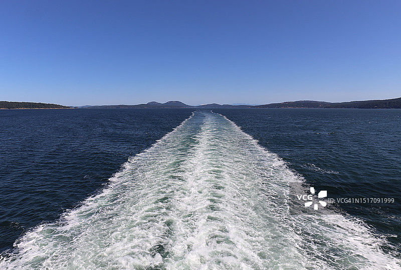 湛蓝的天空衬托着美丽的海景图片素材