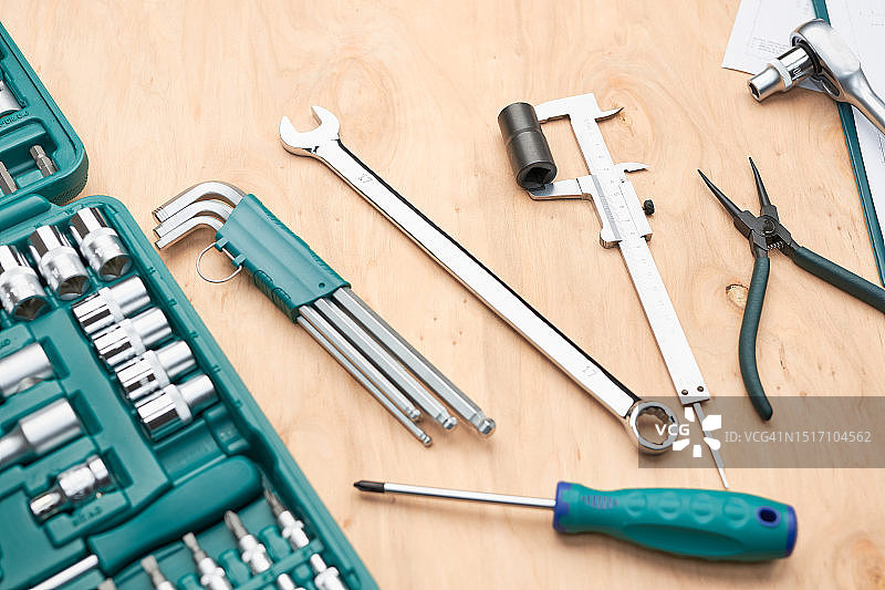 高角度拍摄：桌子上的工作工具图片素材