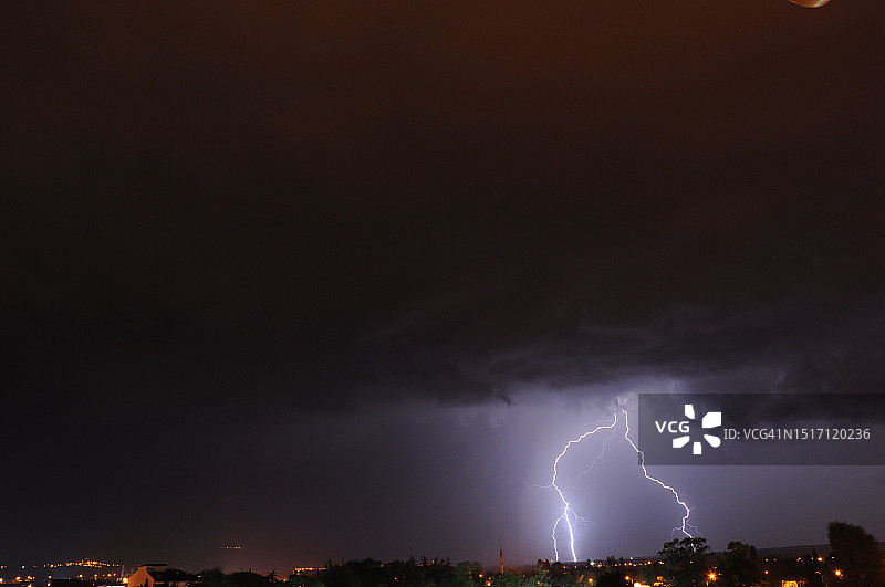 夜空中闪电的仰视角度图片素材