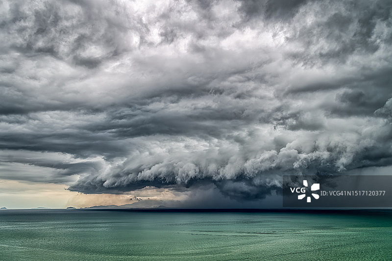 暴风雨笼罩下的海景图片素材