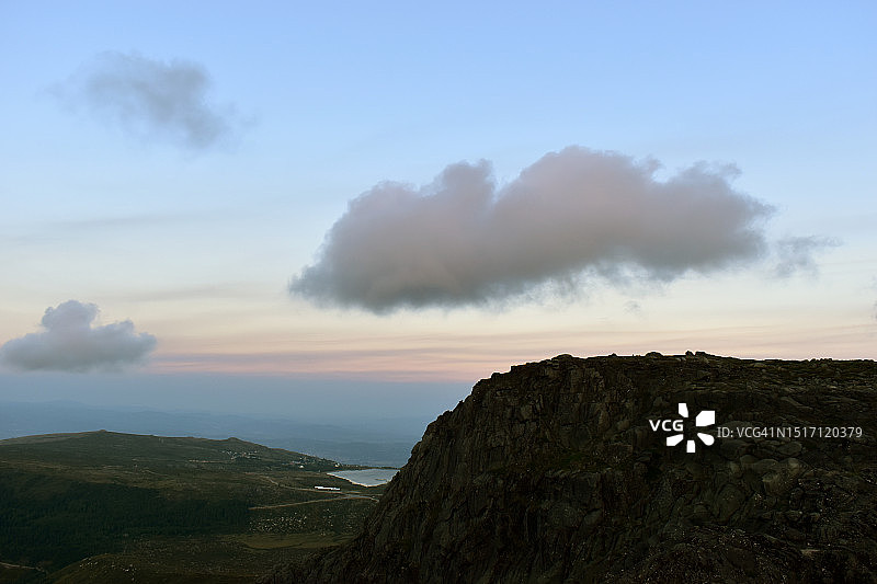 日落时群山映衬天空的美景图片素材