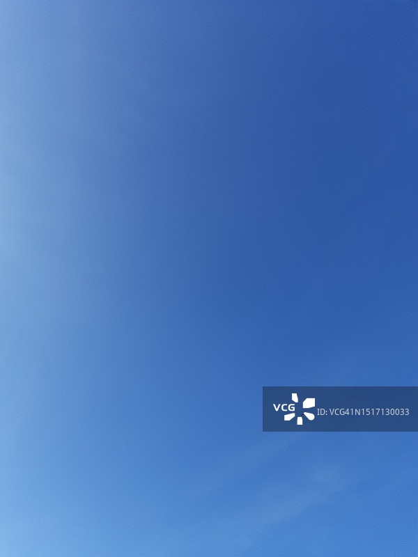 仰视角度拍摄的蓝天图片素材
