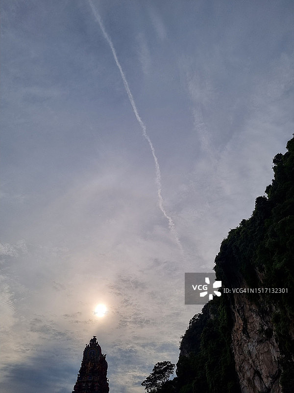 天空中的飞机尾迹仰视，马来西亚雪兰莪州黑风洞图片素材
