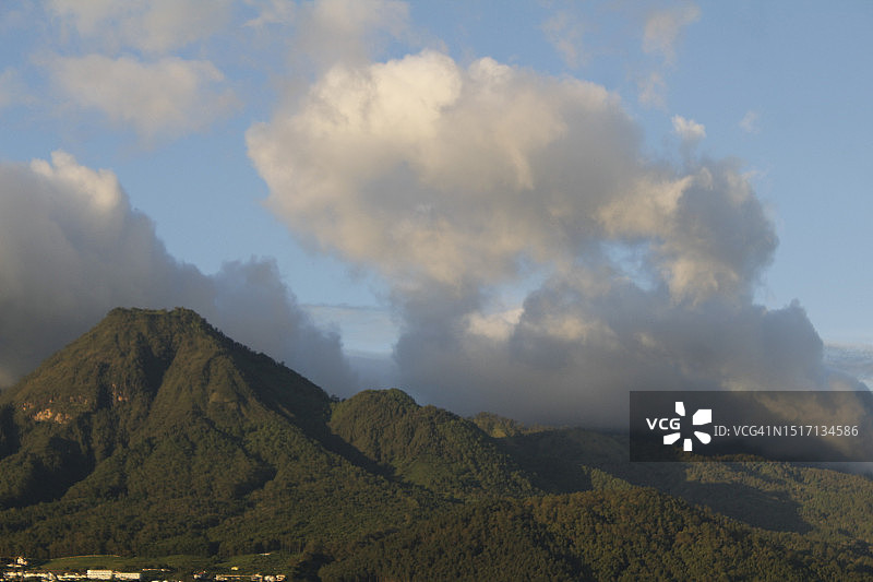 山对着天空的美景图片素材