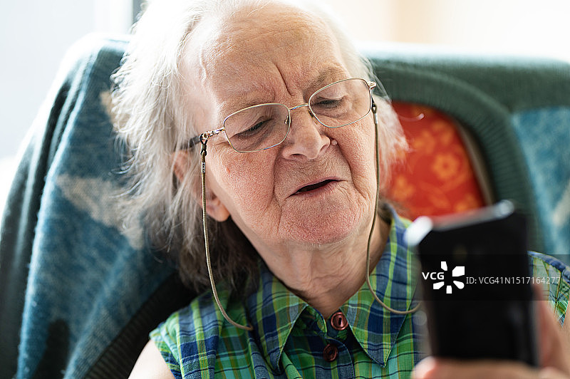 年长的女人使用手机图片素材