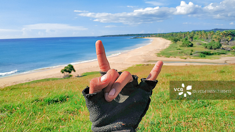 手势和平标志，以大海为背景图片素材