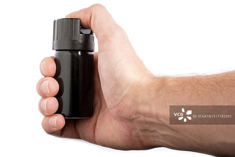 在白色背景下手持瓶子的局部照图片素材