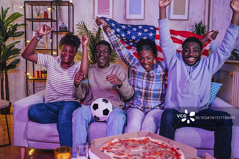 在家观看足球比赛的兴奋的美国球迷图片素材