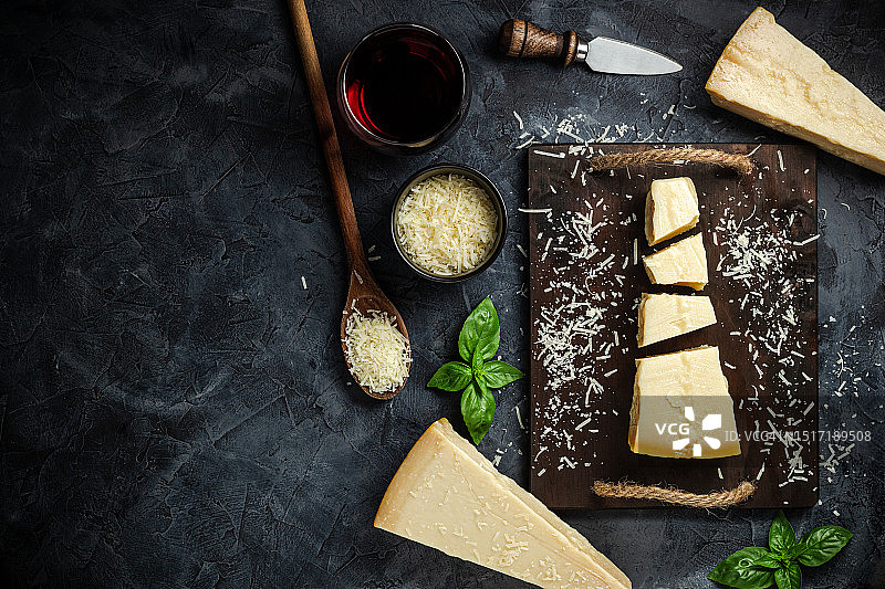 正上方是餐桌上的食物图片素材