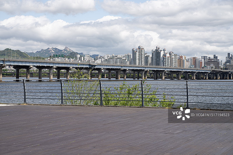 空旷的城市滨水区图片素材