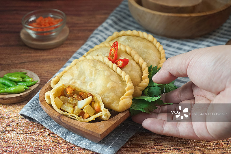 餐桌上手拿汉堡的人图片素材