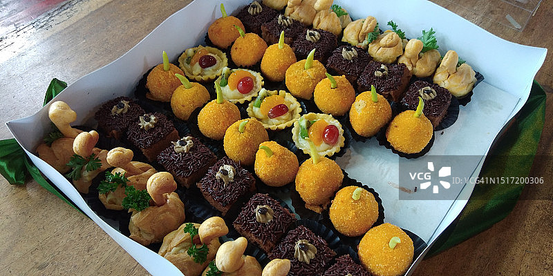 餐桌上盘子里的甜点的高角度视图图片素材