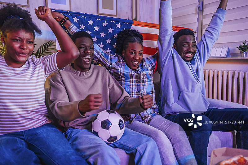 在家观看足球比赛的兴奋的美国球迷图片素材