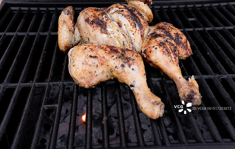 英国南安普顿的烧烤架上的肉图片素材