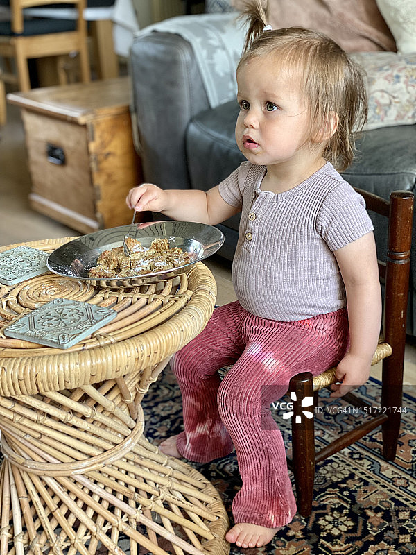 幼儿女孩在吃饭图片素材