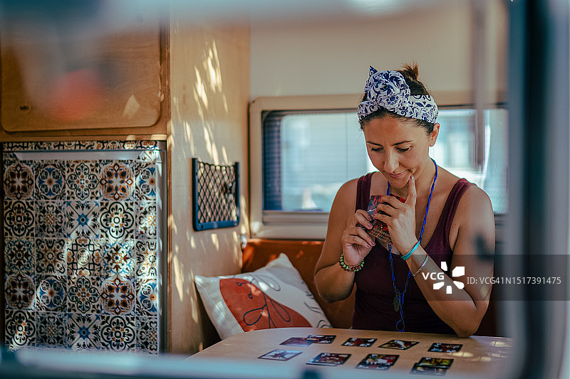 在露营车里玩耍的漂亮女人图片素材