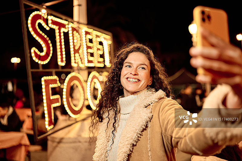 在街头市场自拍的白人女性图片素材